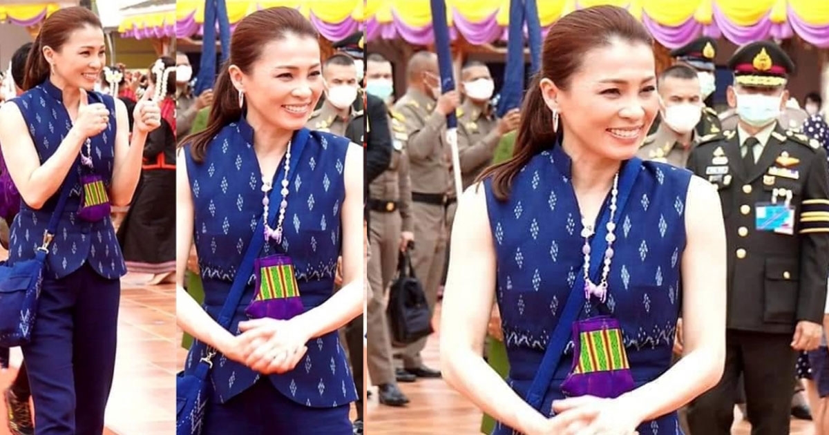 เปิดที่มาฉลองพระองค์ พระราชินี ผ้าฝ้ายย้อมคราม มัดหมี่ลายสะเก็ดธรรม
