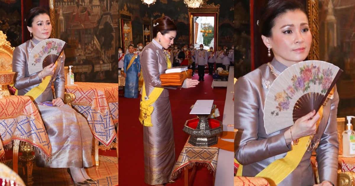 งามสง่า พระราชชินี ฉลองพระองค์ผ้าไหมยกดอกลายจันทน์กะพ้อถมเกสร