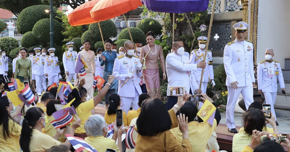 ในหลวง พระราชินี เสด็จฯ ทรงเปลี่ยนเครื่องทรง พระแก้วมรกต