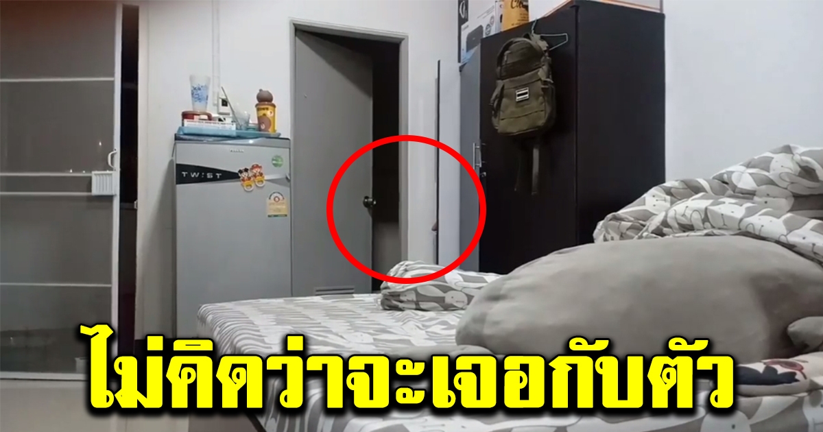 หนุ่มนั่งเล่นเกมอยู่ในห้อง