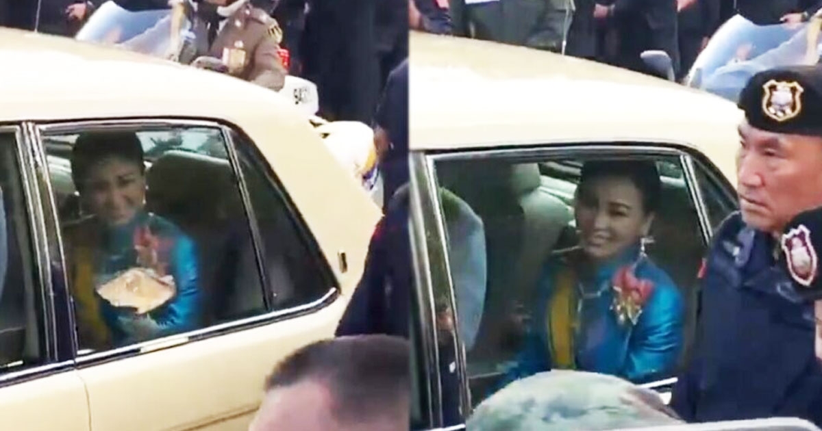 พระราชินี ทรงโบกพระหัตถ์ แย้มพระสรวล ขณะรถพระที่นั่งเคลื่อนผ่านผู้ชุมนุม