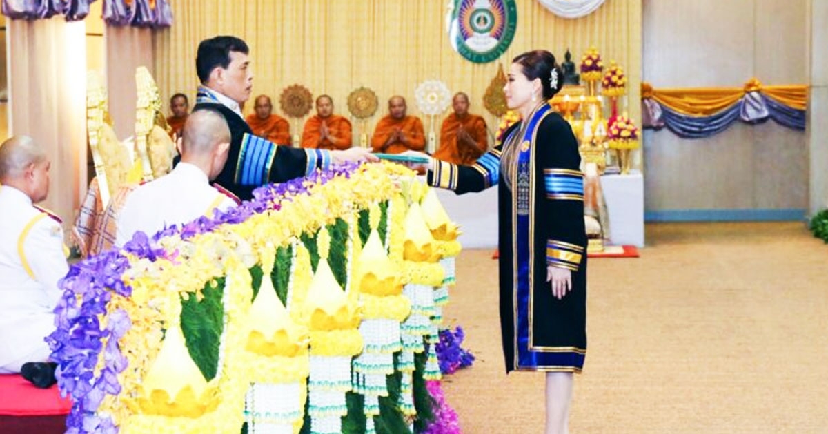 ในหลวงพระราชทานปริญญาบัตรแก่พระราชินีและผู้จบการศึกษา มรภ.สกล-นครราชสีมา