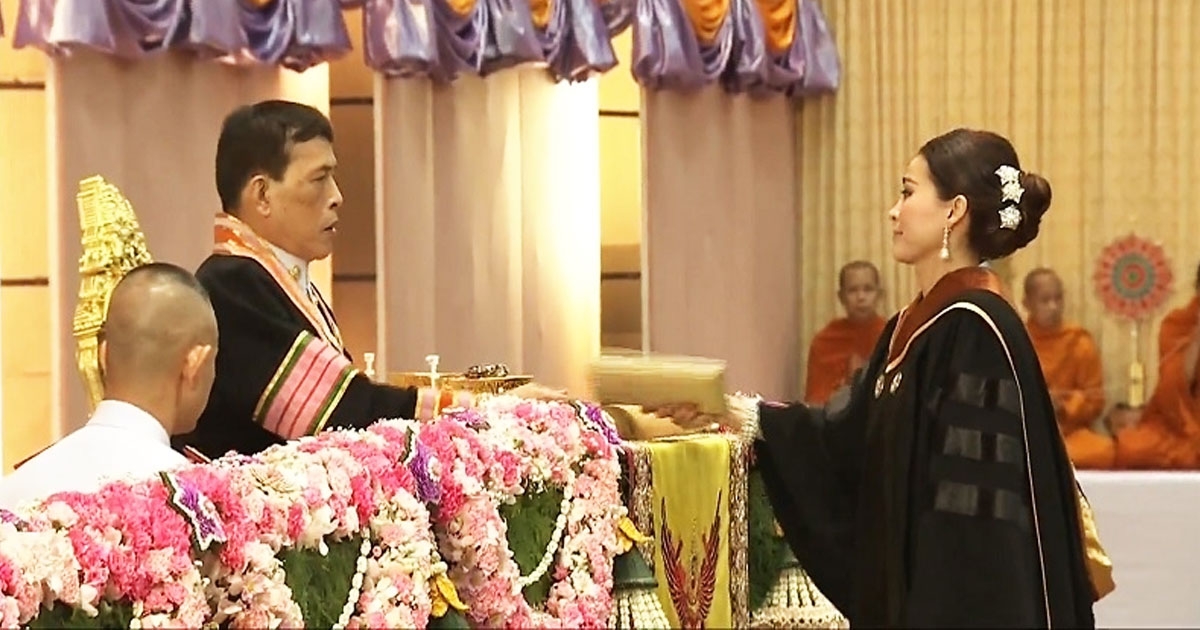 ในหลวง พระราชทานปริญญาดุษฎีบัณฑิตกิตติมศักดิ์ พระราชินี มรภ.ร้อยเอ็ด-บุรีรัมย์ ทูลเกล้าฯถวาย