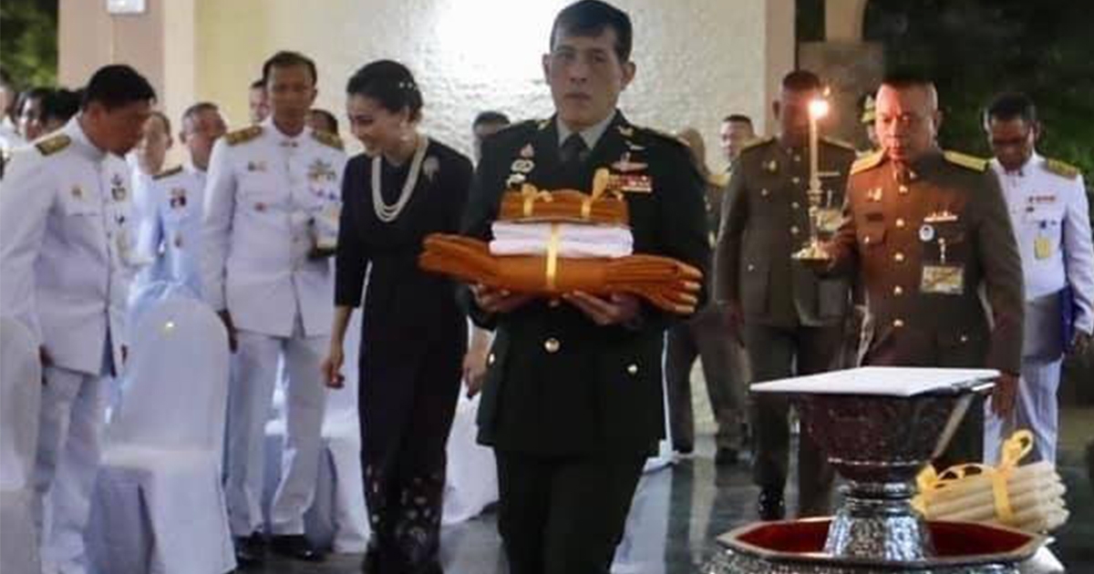 ในหลวง ทรงเสด็จพระราชดำเนินไปถวายผ้าพระกฐิน ณ วัดหนองป่าพง