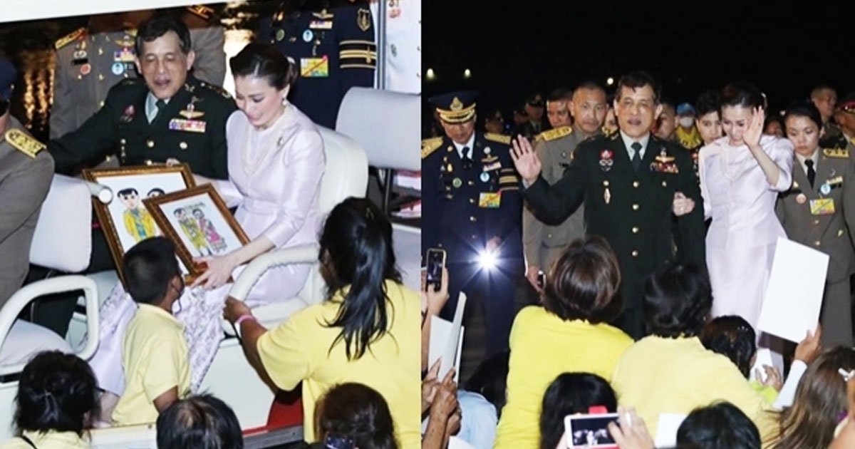 ด.ช.ถวายภาพวาดการ์ตูน ในหลวง พระราชินี ขณะเสด็จฯ ถวายผ้าป่าวัดช่องแค